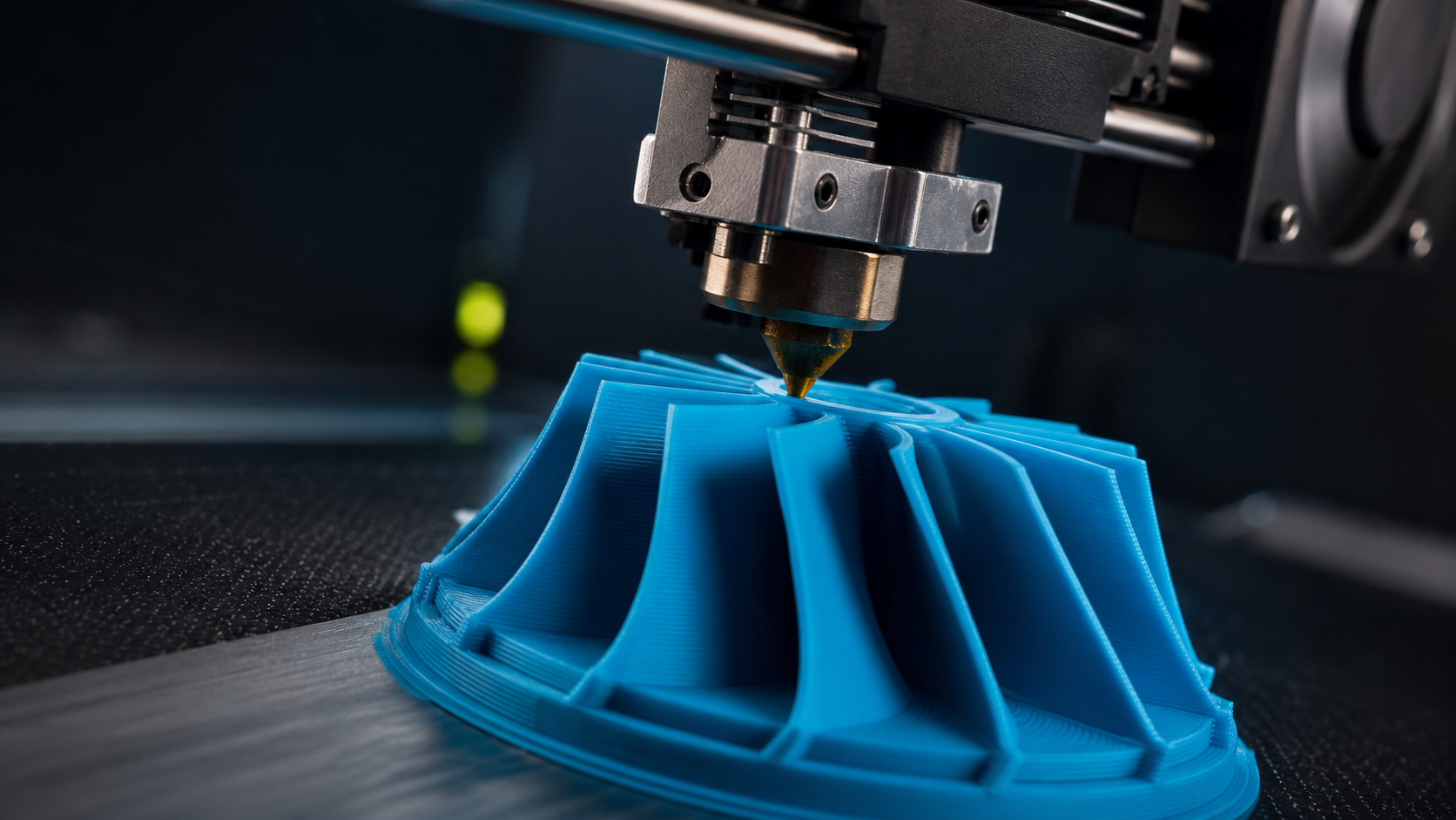 Detaliu macro cu duza unei imprimante 3D realizând o piesă albastră